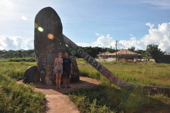 Marco da linha do Equador, durante viagem entre Boa Vista, em Roraima e Presidente Figueiredo - AM